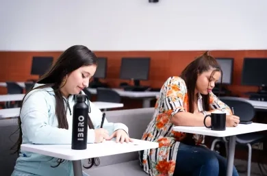 Estudiantes en talleres de nivelación de inglés